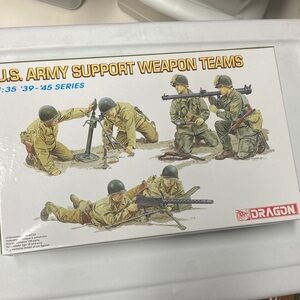 Dragon 1/35 WWII model figure kit, 6 figs, U.S. Army Support Weapon Teams, new